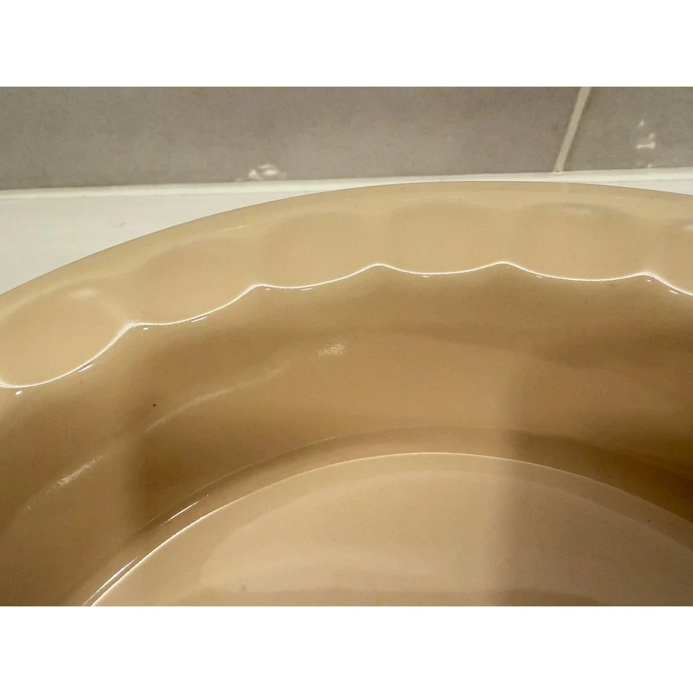 Le Creuset Stoneware Heritage Scalloped Pie Dish 9 Inch Cherry Red 14-41